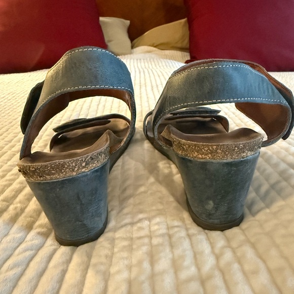Size 10 Taos wedge heel sandals in Navy. The style is called Carousel . - Picture 2 of 5